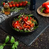 Insalata di pomodoro, ruccola e cipolla
