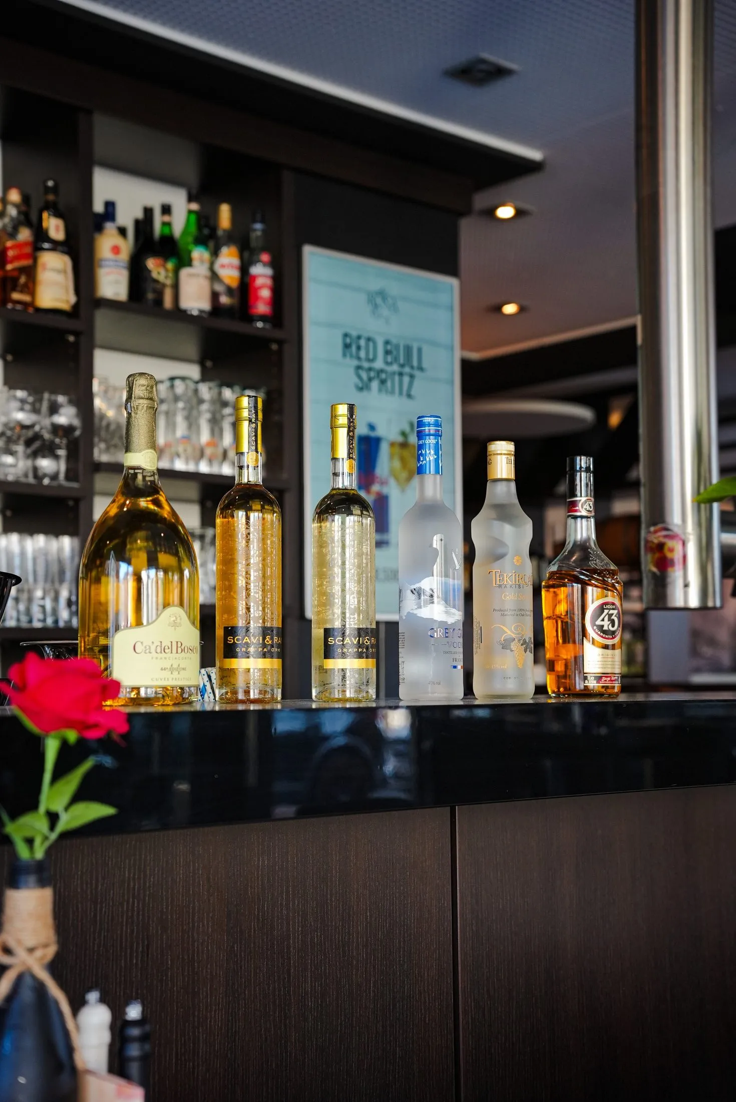Bar im Ristorante La Rosa mit Prosecco, Grappa, Wodka und einer roten Rose