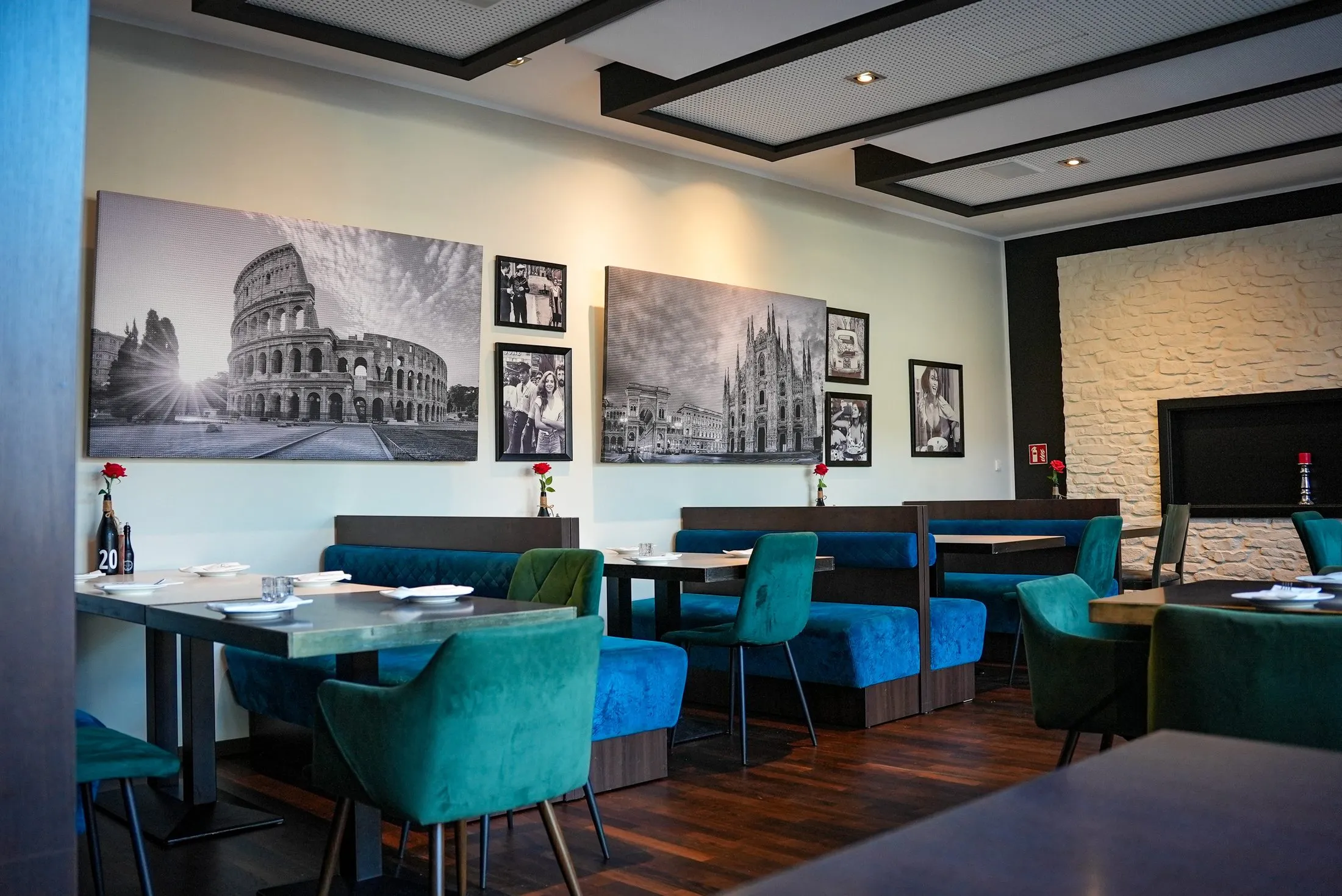 Blaue Sitzbänke und Wandbilder im Gastraum des Ristorante La Rosa