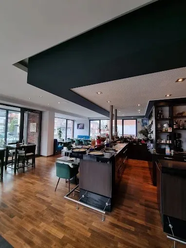 Blick durch den Gastraum mit Parkettboden, Theke und Fensterfront im Ristorante La Rosa