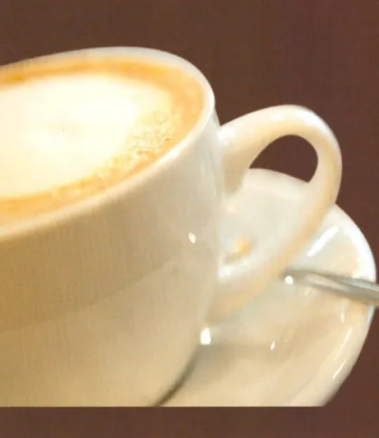 Cappuccino in einer weißen Tasse