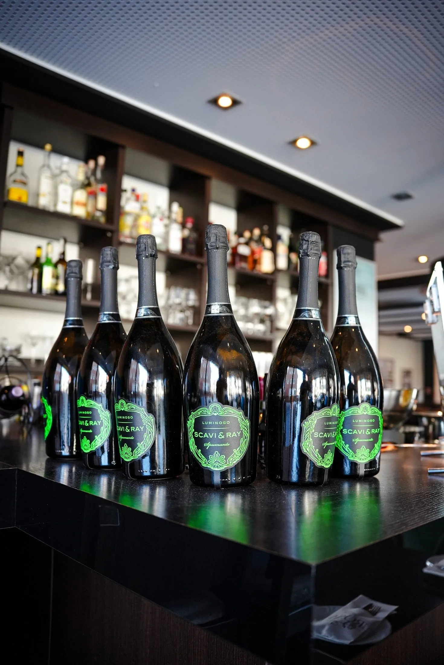 Prosecco Flaschen auf der Bar des Ristorante La Rosa