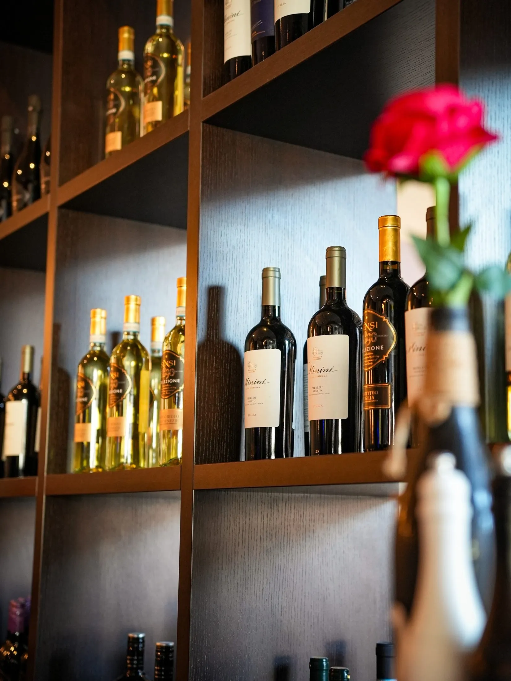 Weinregal mit roter Rose im Ristorante La Rosa